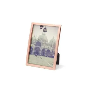 Cadre photo en métal rustique avec une fabrication robuste, idéal pour rehausser la décoration de style farmhouse et convient aux amateurs de photographie vintage. - Product Image 4