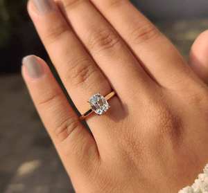 Bague de fiançailles solitaire de luxe en diamant avec sertissage élégant à quatre griffes, bijou raffiné pour mariage, anniversaire ou cérémonie nuptiale. - Product Image 2