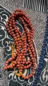 Perles en bois naturel 5 Mukhi en gros |   Forme ronde |   Couleur du bois naturel |   Perles de prière Mala en vrac pour bijoux spirituels, en boîte - Product Image 4