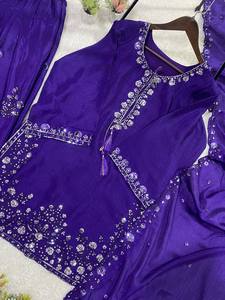 Traje Sharara Salwar Kameez Moderno de 3 Piezas en Seda Morada, para Bodas y Fiestas Indias y Pakistaníes, con Bordado Dorado Zari en Georgette, para Invierno - Product Image 5