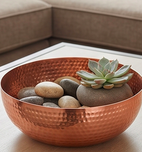 Cuenco de cobre martillado a mano con piedras lisas y decoración minimalista para uso doméstico y decoración de mesa. - Product Image 1