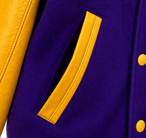 Chaqueta Varsity Morada para Hombre SINEWY, con Doble Botonadura, Mangas de Cuero PU Amarillo Bordadas y Cuello Alto - Product Image 5