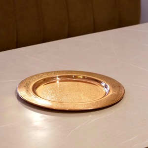 Plato de presentación redondo de latón hecho a mano, el más vendido, perfecto para el hogar, hoteles, bodas, vajilla, platos y decoración de mesa. - Product Image 2