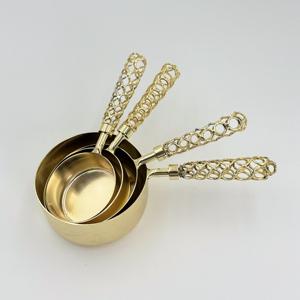 Offre Spéciale : Ensemble de tasses et cuillères doseuses en acier inoxydable doré PVD avec poignée en résine, compatible lave-vaisselle, produit écologique pour l'hôtellerie - Product Image 1