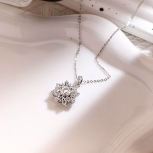 Collar con Colgante de Zirconia en Forma de Flor, Chapado en Rodio, Conjunto de Joyería para Mujer, Estilo Romántico para Boda - Product Image 1