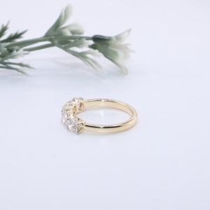 Elegante Anillo de Compromiso de Oro Amarillo con Diamante Cultivado en Laboratorio, Banda de Cinco Piedras con Garras Compartidas, Joyería Fina Personalizada, Regalo para Mujer - Product Image 2