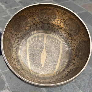 Cuenco curativo grande de bronce auténtico, hecho a mano, con marcas únicas de acabado al fuego, disponible a precios de mayorista. - Product Image 6