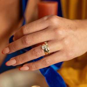 Anillo apilable de oro real de 14K y 18K con 4 líneas verticales y diamantes cultivados en laboratorio para mujer, minimalista, para uso diario, alianza de boda, venta al por mayor de fábrica. - Product Image 2