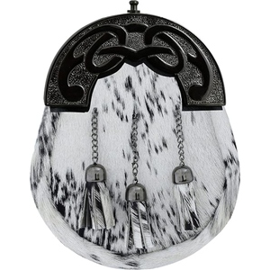 Sporran Tradicional Escocés de Piel Blanca y Negra con Solapa con Grabado Celta Ornamentado, Detalles de Cadena y Tres Borlas de Cuero - Product Image 1