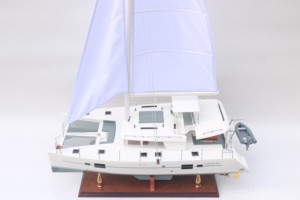 LAGOON 450F CATAMARAN Modèle de Yacht à Voile en Bois Fait Main pour la Décoration de la Maison et la Collection - Product Image 3