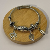 Bracelet à breloques exclusif fait à la main en acier inoxydable inspiré de la mode offrant une harmonie d'espoir-Design unique disponible uniquement dans notre magasin
