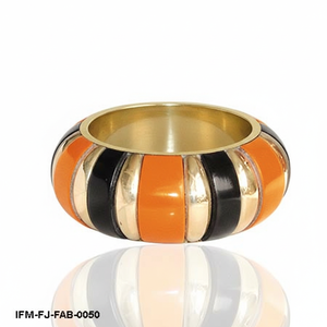 Bracelet manchette artisanal audacieux en résine rayée orange, noire et dorée, bijou bohème épais pour femme - Product Image 3