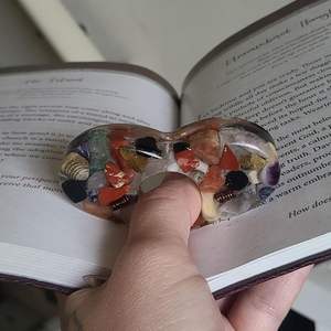 Soporte de Resina Hecho a Mano para Páginas de Libro, Lector de Pulgar y Dedo |   Herramienta de Lectura con una Sola Mano para Libros, Novelas y Revistas - Product Image 1