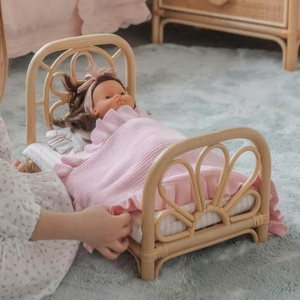 Lit d'enfant en rotin tressé à la main avec baldaquin, meubles de maison de poupée en osier naturel pour chambre de bébé et décoration de chambre d'enfant - Product Image 4