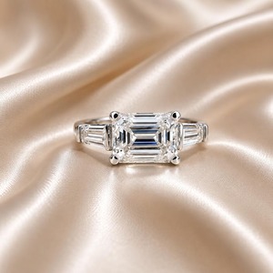 Anillo de Compromiso con Diamante Natural Corte Esmeralda, Certificado IGI, Engaste Oeste-Oriente con 3 Piedras, Oro de 14K, Anillo de Lujo - Product Image 4