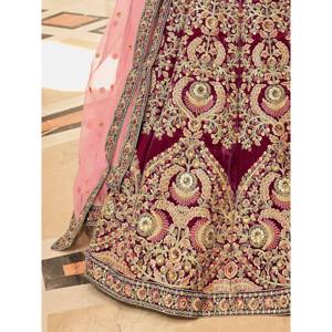 Lehenga Choli de novia de terciopelo bordado color granate con perlas y encaje - Product Image 2