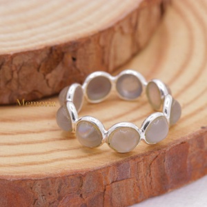 Venta al por mayor de anillos de eternidad con bisel de cabujón de piedra lunar gris natural redonda de plata de ley 925, Joyas Memoria - Product Image 2