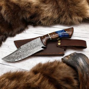 Couteaux de chasse de style artisanal avec lame à motif Damas, manche décoratif et porte-couteau en cuir pour le camping et la randonnée - Product Image 1