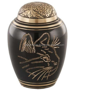 La urna de cremación de latón más vendida Latón con un acabado dorado pulido y envejecido y presenta un diseño de hoja grabado a mano. - Product Image 2