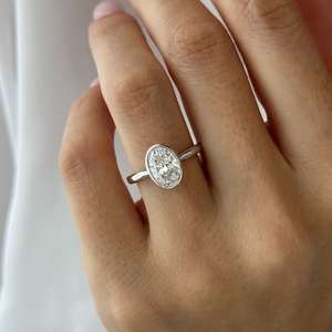 Bague solitaire en diamant de laboratoire ovale de 1,5 carat, sertie clos, bague de fiançailles conique, monture basse unique, certifiée IGI - Product Image 1