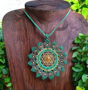 Collar con Colgante Om de Macramé Hecho a Mano con Cuentas Doradas, Joyería Étnica Espiritual Boho Marrón, Venta al Por Mayor - Product Image 3