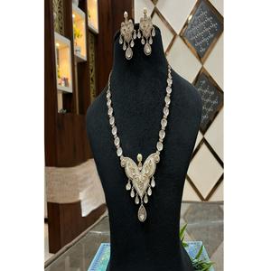 Ensemble collier et boucles d'oreilles classiques en cristal plaqué or de qualité supérieure pour femmes - Cadeau de mariage, anniversaire, fiançailles - Product Image 2