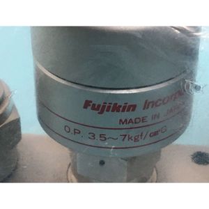 FUJIKIN O.P. 3.5~7KGF/CMG, Bloc 4 ports avec 2 - Équipements et pièces semi-conducteurs d'origine fiables à l'échelle mondiale chez - Product Image 3