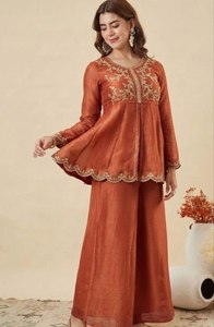 Ensemble de costume en soie créponnée de créateur avec broderie de sequins lourds, Kurta, Palazzo et Dupatta pour femme - Product Image 3