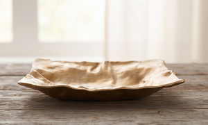 Plateau de service abstrait doré en métal lourd texturé moulé, article de vaisselle pour cuisine et salle à manger, en stock - Product Image 2