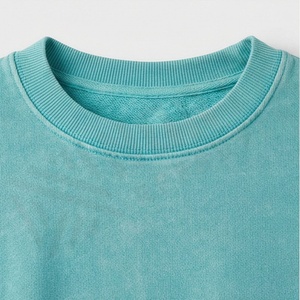 Ensemble de survêtement deux pièces premium pour femme : Sweat-shirt court en satin polyester couleur personnalisée et pantalon de jogging élégant - Product Image 4