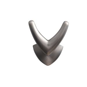 Porte-manteau mural en laiton artisanal moderne et durable pour suspendre les vêtements et accessoires à la maison avec une fonction de rangement élégante - Product Image 2