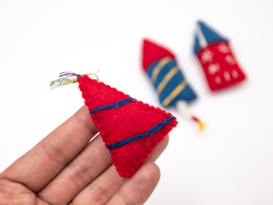 Decoración de petardos de fieltro hecha a mano para el 4 de julio, adorno colgante de comercio justo para el Día de la Independencia - Product Image 4