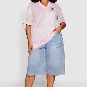 Camiseta Deportiva Moderna Personalizada con Pedrería Rosa Brillante, Camiseta con Cuello en V y Gráficos de Pedrería con Número Personalizado, Camiseta de Fútbol Americano - Product Image 1