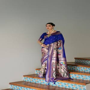 Sari Paithani en soie Banarasi douce VASTRA COTTAGE avec broderie Zari, pallu Paithani, bordure Meena, pompons fantaisie et pièce de tissu pour la blouse - Product Image 3