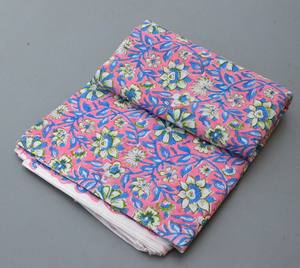 Tissu imprimé floral 100% coton doux et pur de style indien pour vêtements, robes, rideaux, vêtements de nuit, housses de lit, draps et bien plus encore. - Product Image 3