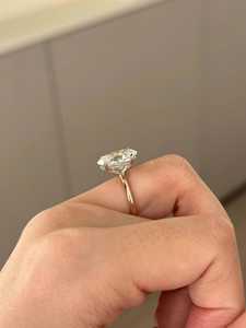 Anillo de Compromiso con Diamante Cultivado en Laboratorio de Corte Ovalado de 4 Quilates, Certificado E-VVS2 IGI, Anillo Ovalado de Oro de 14k con Halo Oculto, Anillo de Dos Tonos - Product Image 4