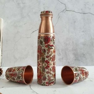 Ensemble de bouteilles d'eau en cuivre pur imprimées Kalamkari à motifs floraux, fabriquées à la main, avec 2 gobelets assortis pour la maison et le bureau - Product Image 1
