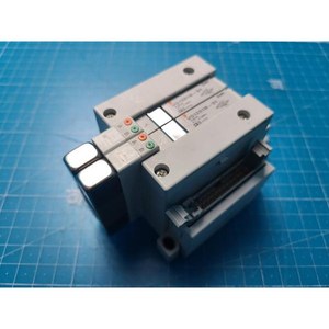 Vanne solénoïde SMC, ensemble de collecteur VQ1201N-51, utilisée telle qu'elle est, pièces d'équipement semi-conducteur Legacy - Product Image 1