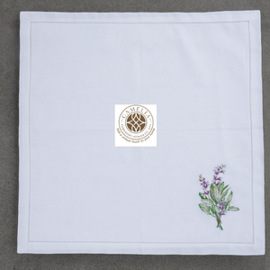 Lino natural con un ramo de salvia atado con cuerda, tonos verdes suaves que aportan una elegancia tranquila a mesas de comedor y reuniones. - Product Image 3