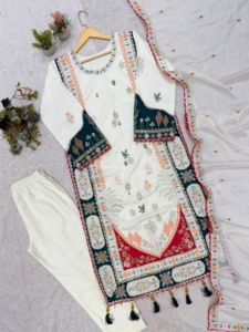 Ensemble prêt-à-porter entièrement cousu avec haut en soie brodé de motifs étoiles et de sequins, pantalon en soie à motifs étoiles et dupatta Rangoli. - Product Image 6