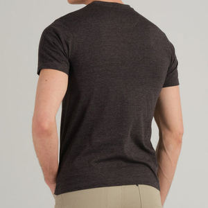 T-shirts noirs personnalisés pour hommes, manches courtes, col rond, en coton peigné 230g, logo imprimé en sérigraphie sur le devant, coupe décontractée formelle - Product Image 1