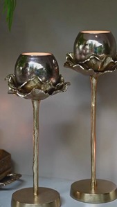 Paire de bougeoirs en verre floral sur support, en métal doré antique, style rustique campagnard, centre de table pour décoration de mariage - Product Image 3