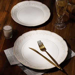 Juego de vajilla de cerámica beige real con borde en relieve de diseño barroco Vantage, libre de BPA, apto para microondas y lavavajillas. - Product Image 4