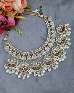 Collier élégant à motif Chandbali avec boucles d'oreilles et mangtika pour femmes, ensemble de bijoux ethniques traditionnels pour réceptions, fabriqué par un fabricant. - Product Image 3