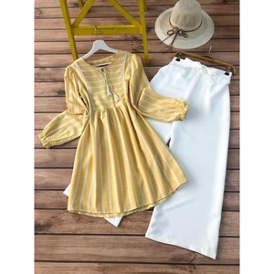 RAYÓN FANCY CON ESTAMPADO DIGITAL TRABAJO TOP CON PALAZZO ELÁSTICO AMARILLO - Product Image 1