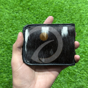 Portefeuille fin en cuir de vachette naturel avec poils, fait main, bifold, porte-cartes, design moderne et haut de gamme - Product Image 1