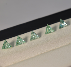 Saphir vert de laboratoire Corindon 10 mm facetté en forme de trion, pierres précieuses brutes de qualité AAA pour la fabrication de bijoux de luxe, pierres de naissance de septembre - Product Image 5