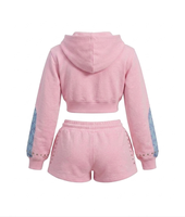 Ensemble 2 pièces rose pour femme : crop top à capuche et short, détails rivets, color block, tricoté, style Y2K, collection Printemps-Été