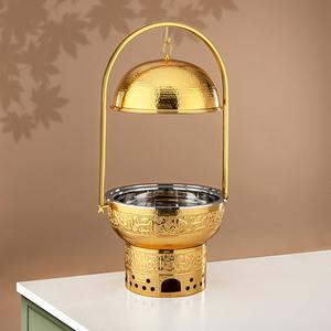 Calentador de Comida de Lujo Dorado con Efecto Martillado y Caligrafía Árabe en Relieve, con Tapa Colgante y Soporte Alto para Banquetes de Boda - Product Image 2