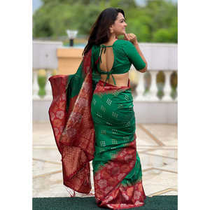 Sari de Seda Suave Verde y Rojo con Bordado Floral y Zari, Diseño Tradicional - Product Image 4